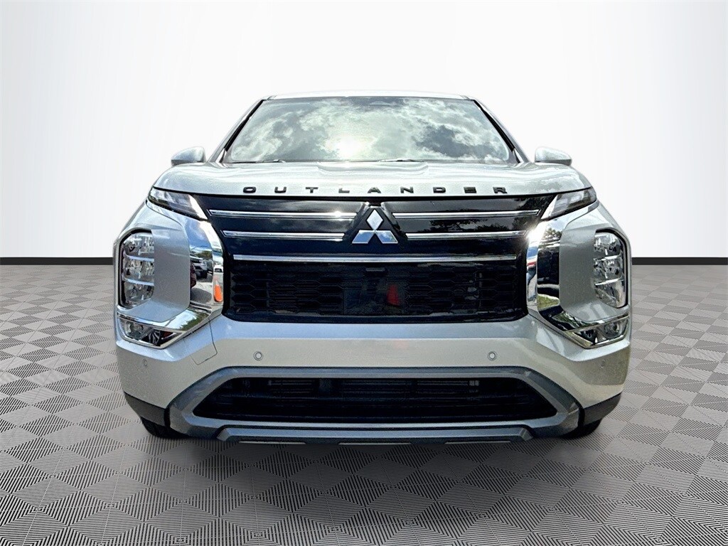 2025 Mitsubishi Outlander SE photo 2