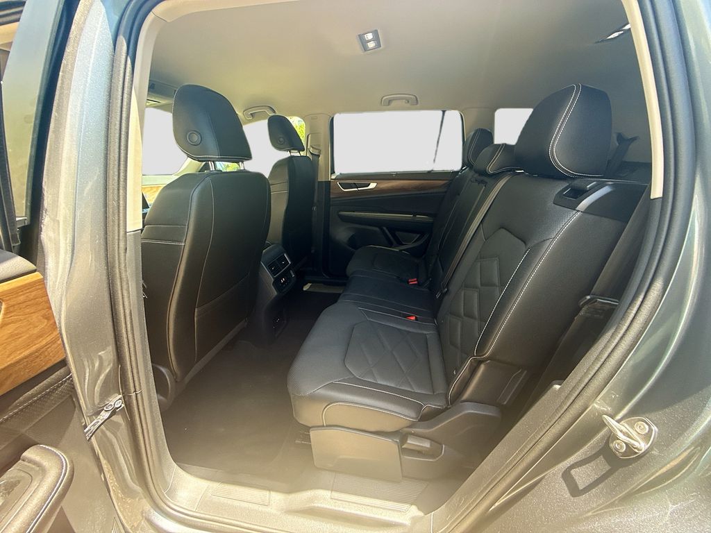 2025 Volkswagen Atlas SE w/Tech - Photo 26