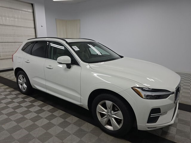 2022 Volvo XC60 B5 Momentum photo 2