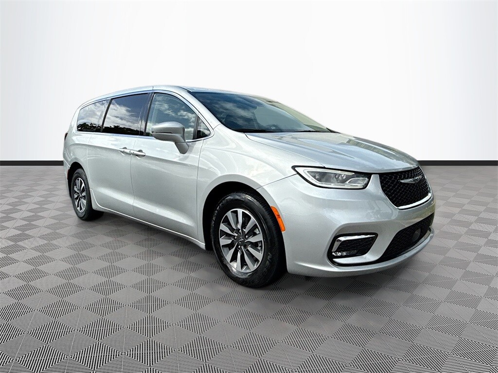 2022 Chrysler Pacifica Hybrid Touring L photo 3
