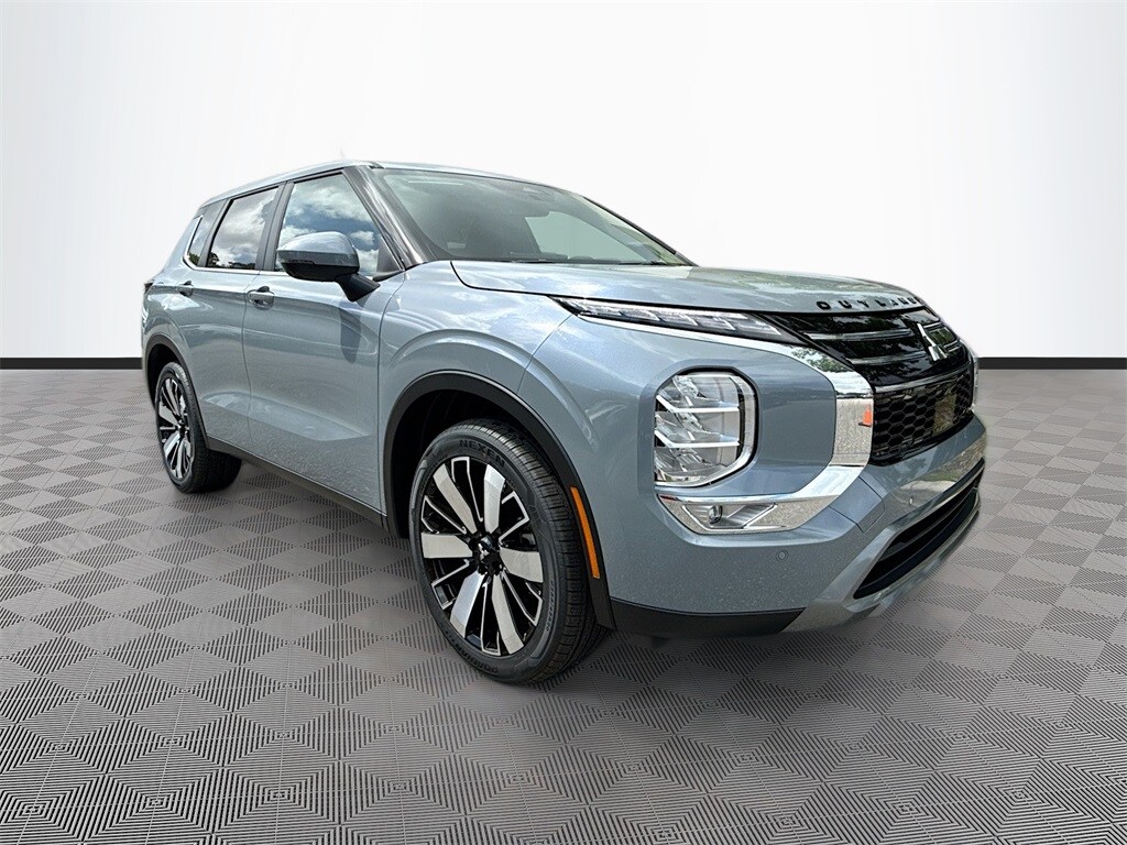 2025 Mitsubishi Outlander SE photo 3