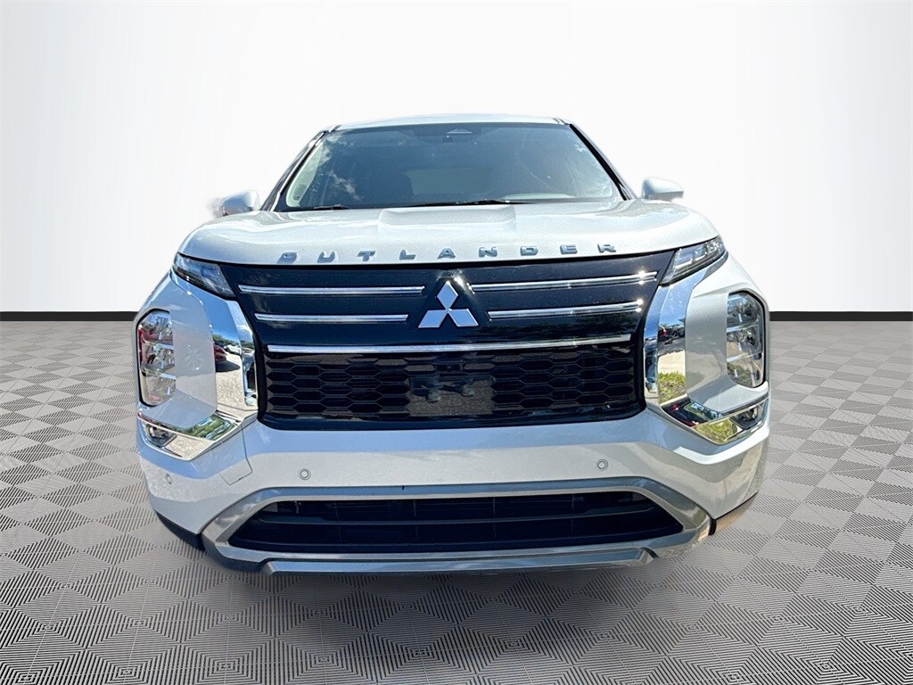 2025 Mitsubishi Outlander SE photo 2