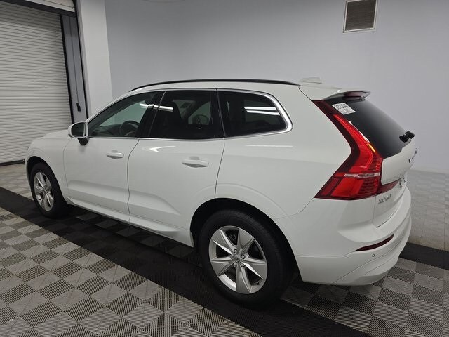 2022 Volvo XC60 B5 Momentum photo 3