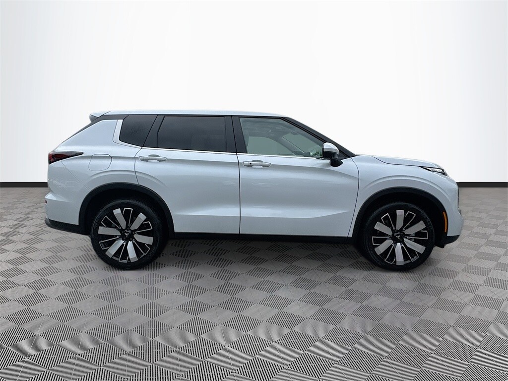 2025 Mitsubishi Outlander SE photo 4