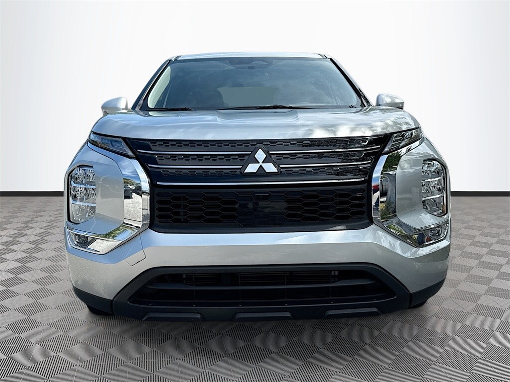 2024 Mitsubishi Outlander ES photo 2
