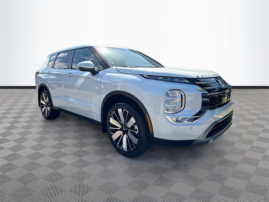 2025 Mitsubishi Outlander SE photo 3