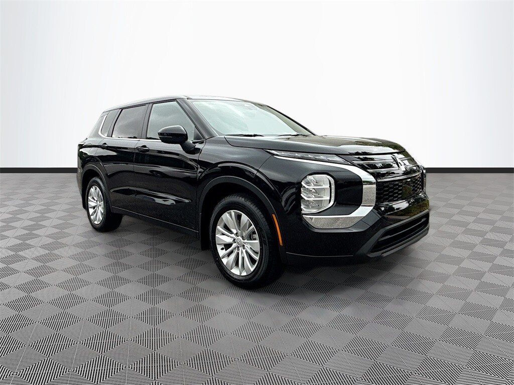 2025 Mitsubishi Outlander ES photo 3