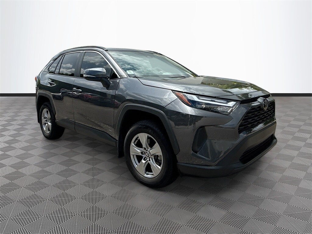 2024 Toyota RAV4 XLE photo 3