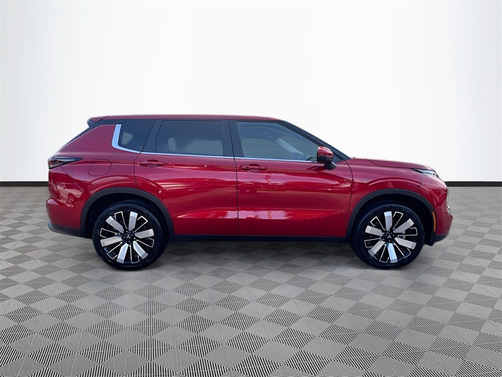 2025 Mitsubishi Outlander SE photo 4