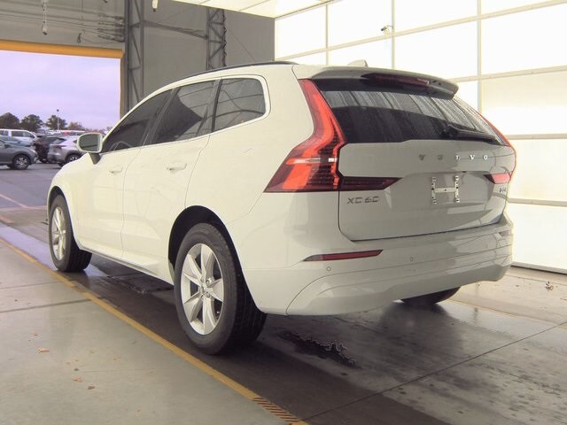 2022 Volvo XC60 B5 Momentum photo 4
