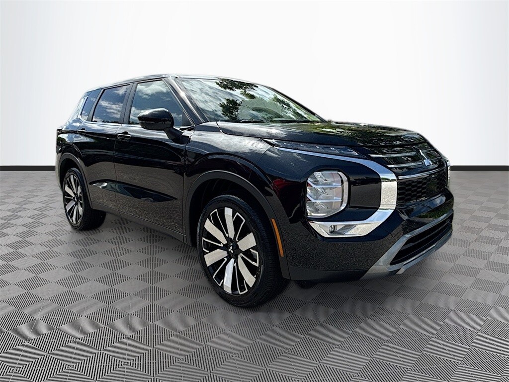 2025 Mitsubishi Outlander SE photo 3