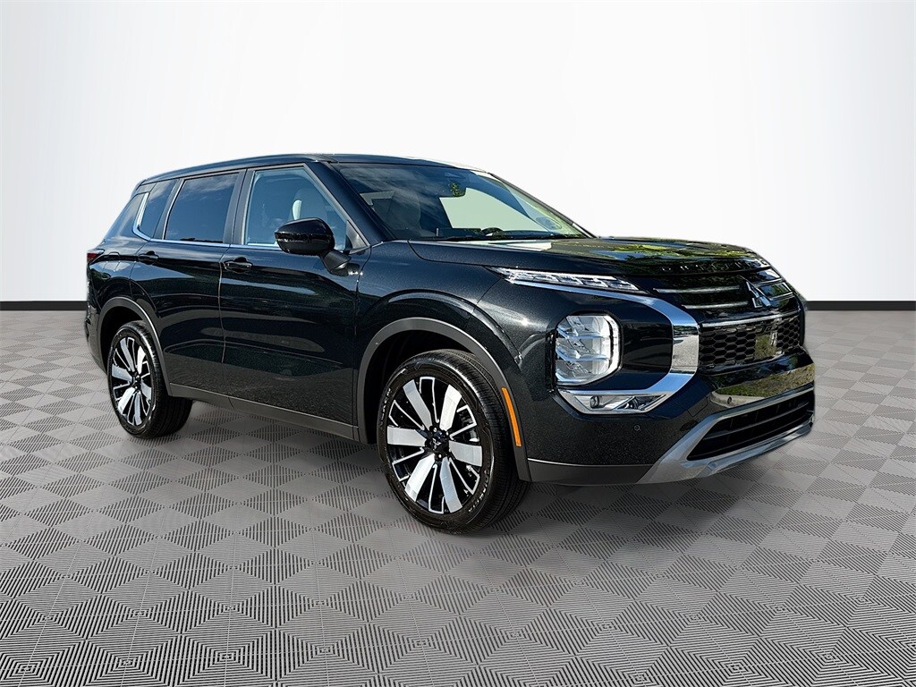 2025 Mitsubishi Outlander SE photo 3