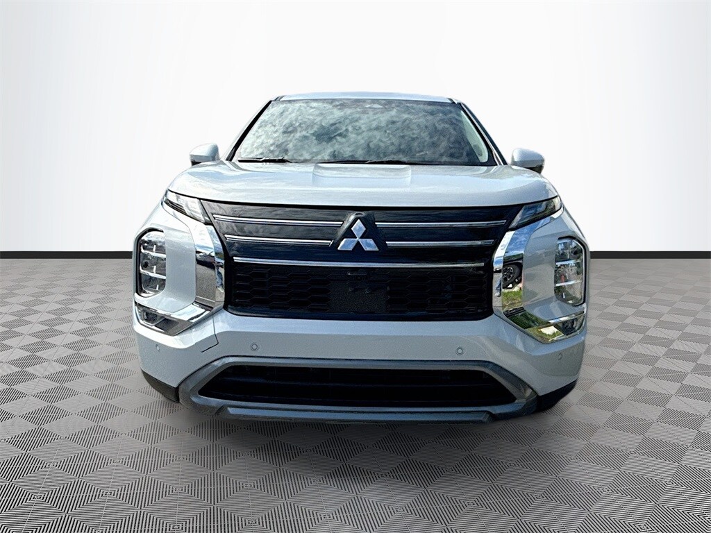 2025 Mitsubishi Outlander SE photo 2