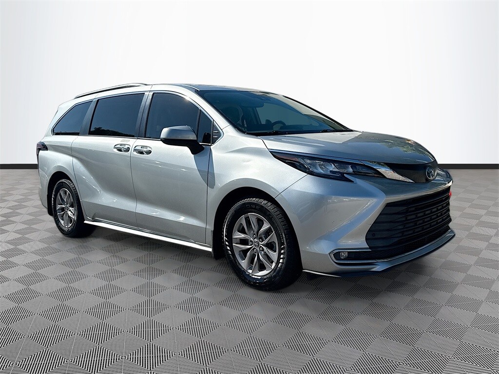 2022 Toyota Sienna XLE photo 3