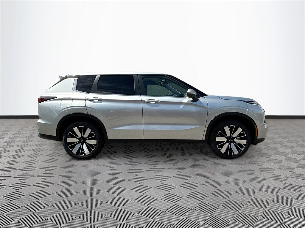 2025 Mitsubishi Outlander SE photo 4