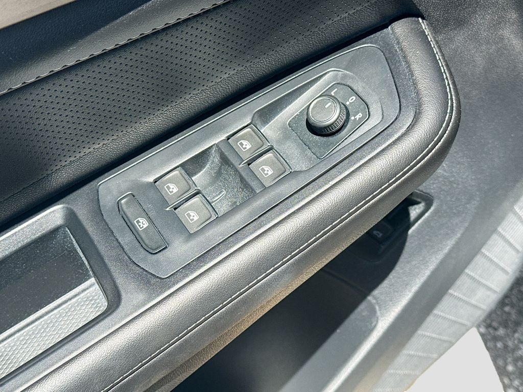 2025 Volkswagen Atlas SE w/Tech - Photo 19