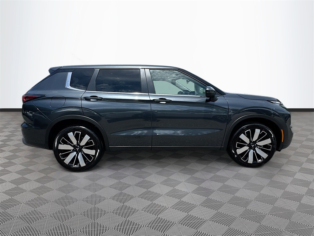 2025 Mitsubishi Outlander SE photo 4