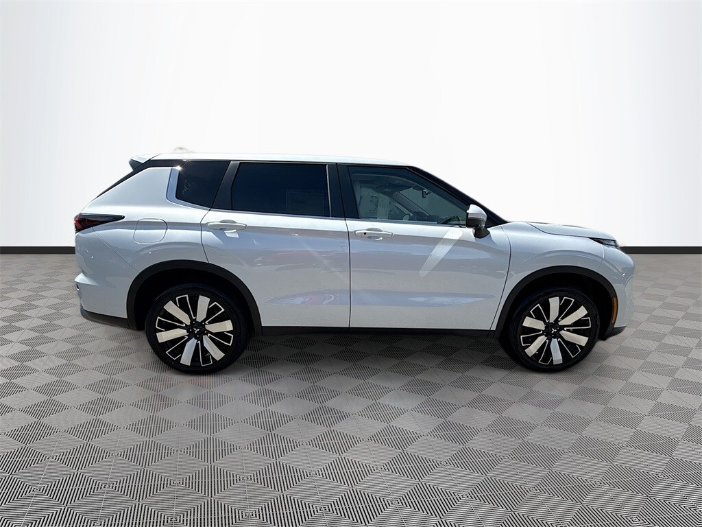 2025 Mitsubishi Outlander SE photo 4