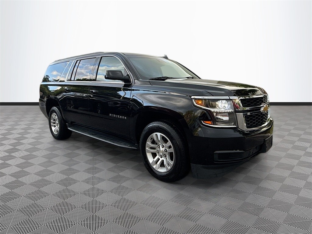 2018 Chevrolet Suburban LT photo 3