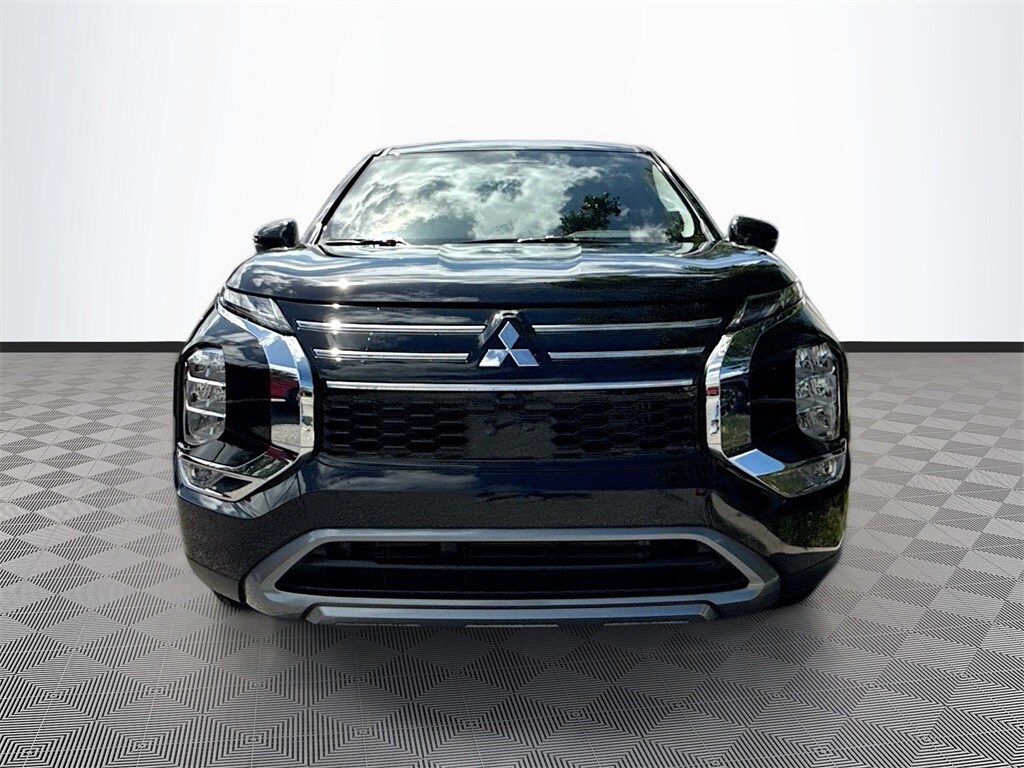 2025 Mitsubishi Outlander SE photo 2