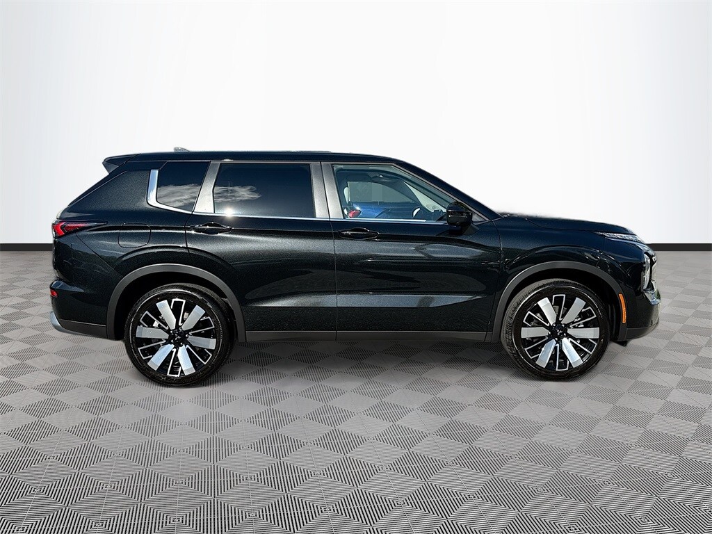 2025 Mitsubishi Outlander SE photo 4