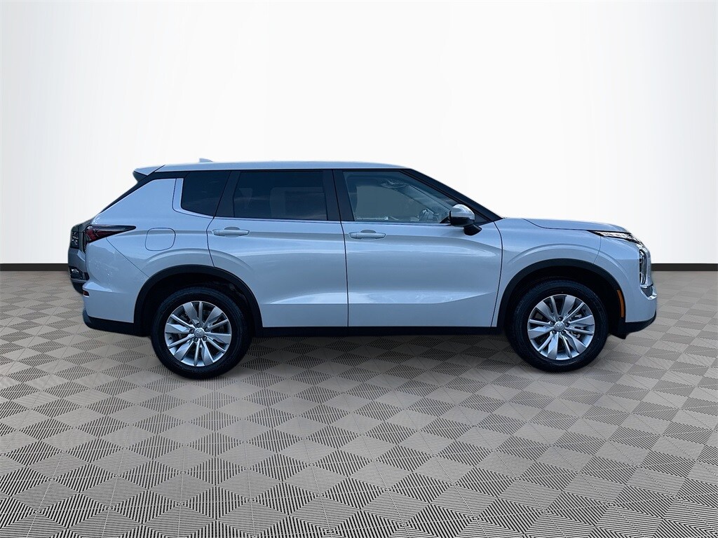 2025 Mitsubishi Outlander ES photo 4