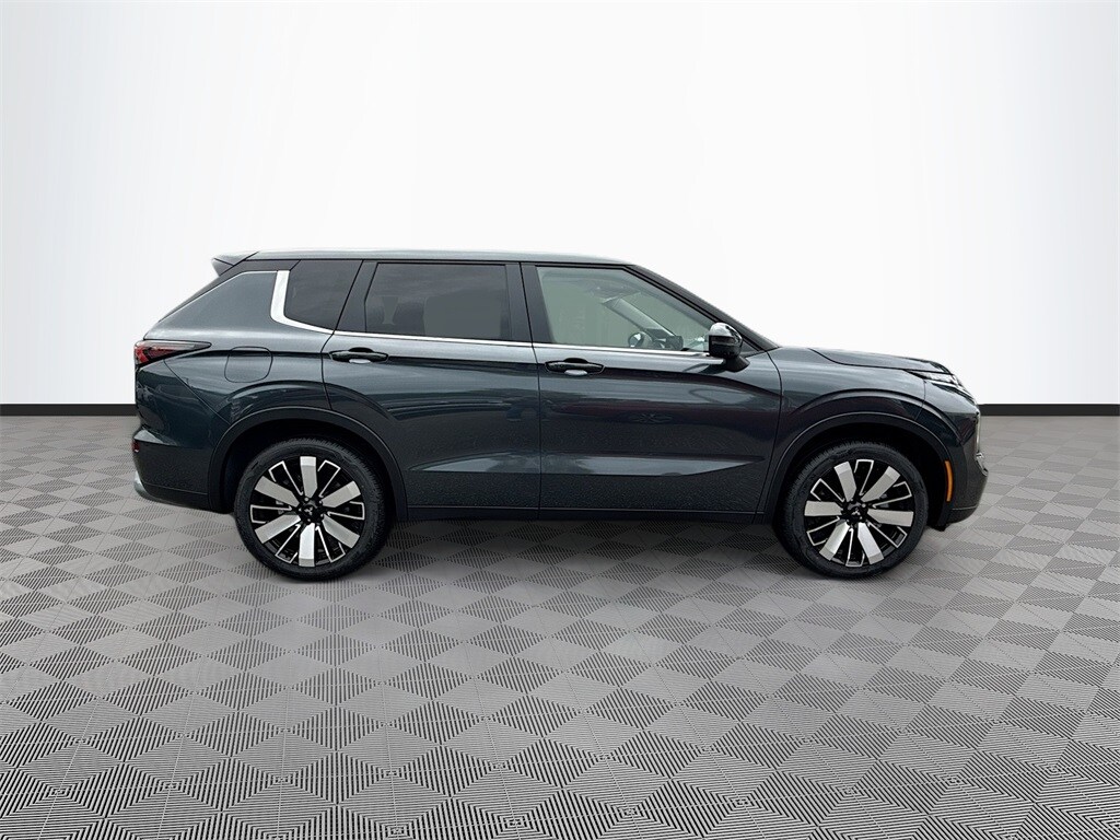 2025 Mitsubishi Outlander SE photo 4