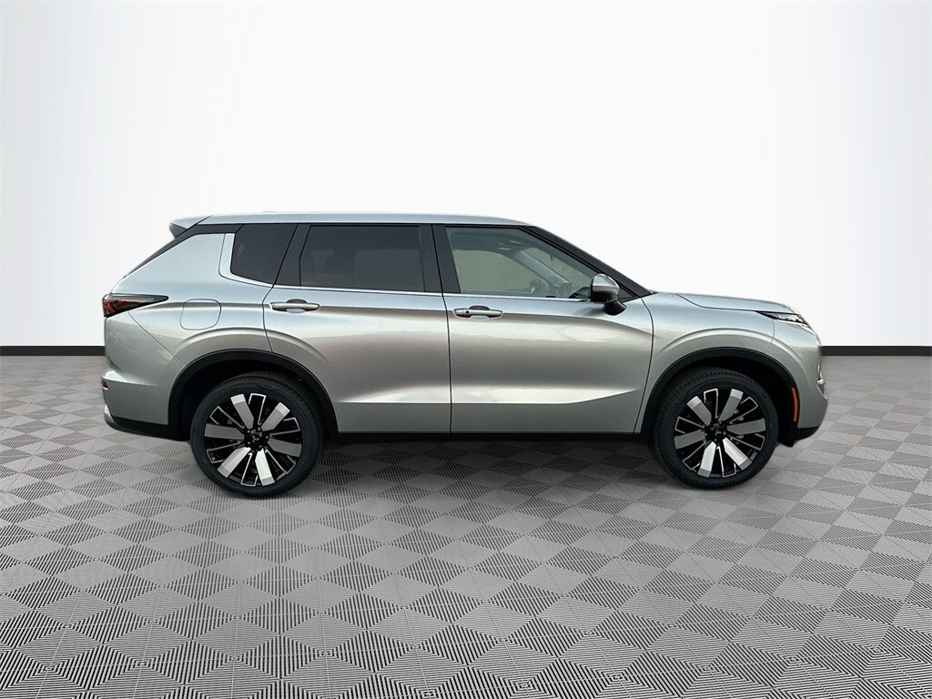 2025 Mitsubishi Outlander SE photo 4