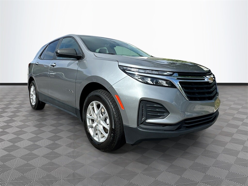 2023 Chevrolet Equinox LS photo 3