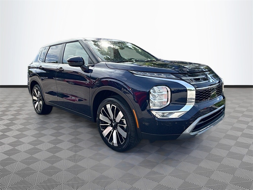 2025 Mitsubishi Outlander SE photo 3