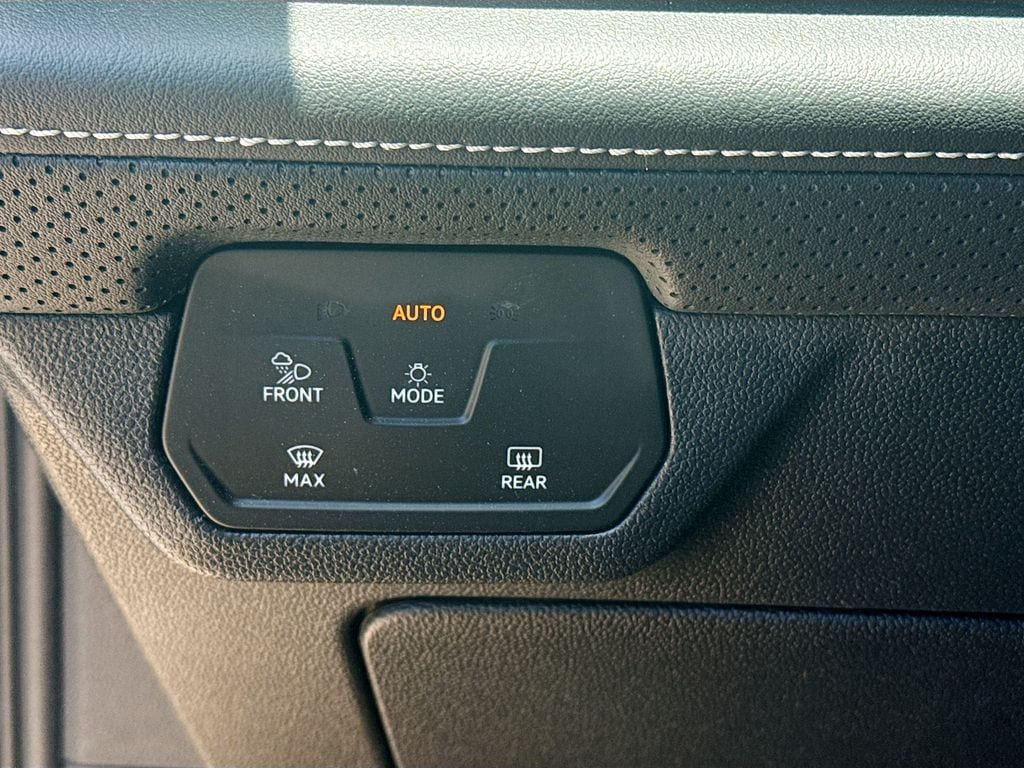 2025 Volkswagen Atlas SE w/Tech - Photo 11