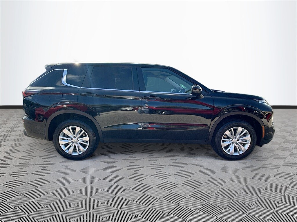 2025 Mitsubishi Outlander ES photo 2