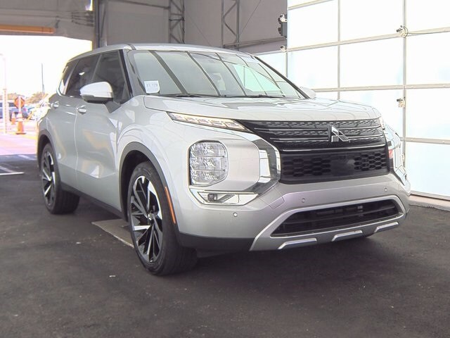 2024 Mitsubishi Outlander SE photo 3