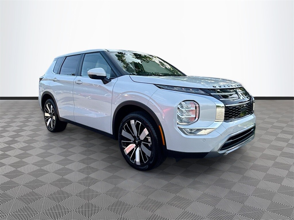2025 Mitsubishi Outlander SE photo 3
