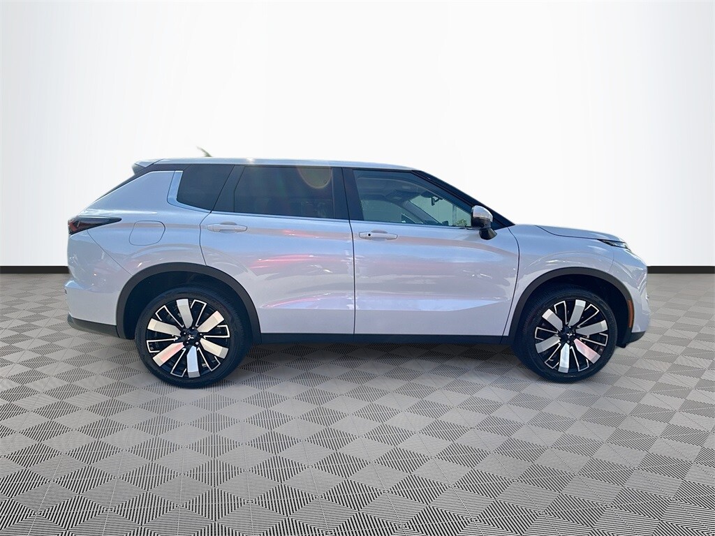 2025 Mitsubishi Outlander SE photo 2