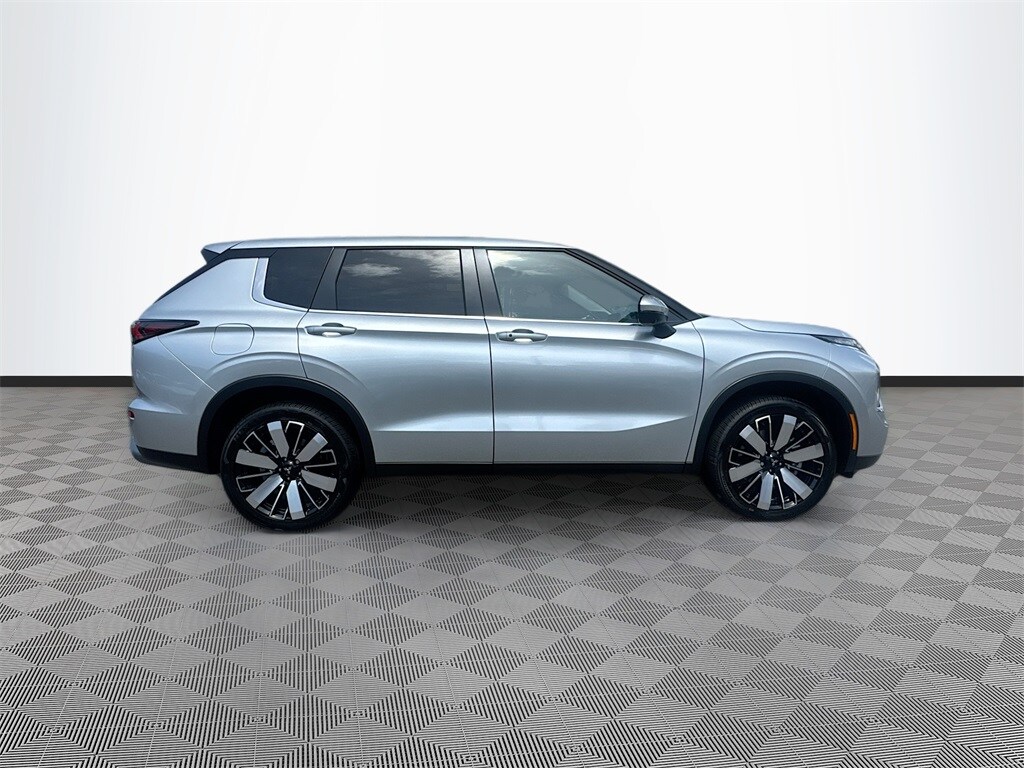 2025 Mitsubishi Outlander SE photo 4