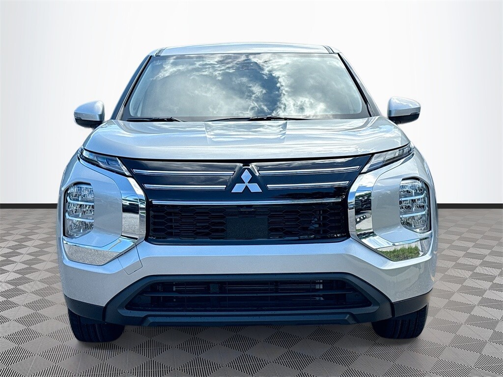2025 Mitsubishi Outlander ES photo 2
