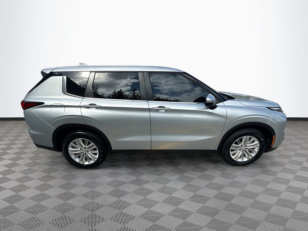 2024 Mitsubishi Outlander ES - Photo 9