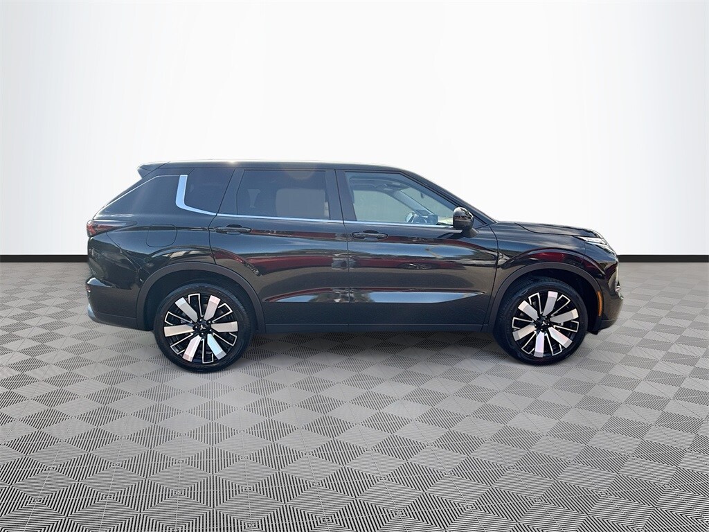 2025 Mitsubishi Outlander SE photo 4