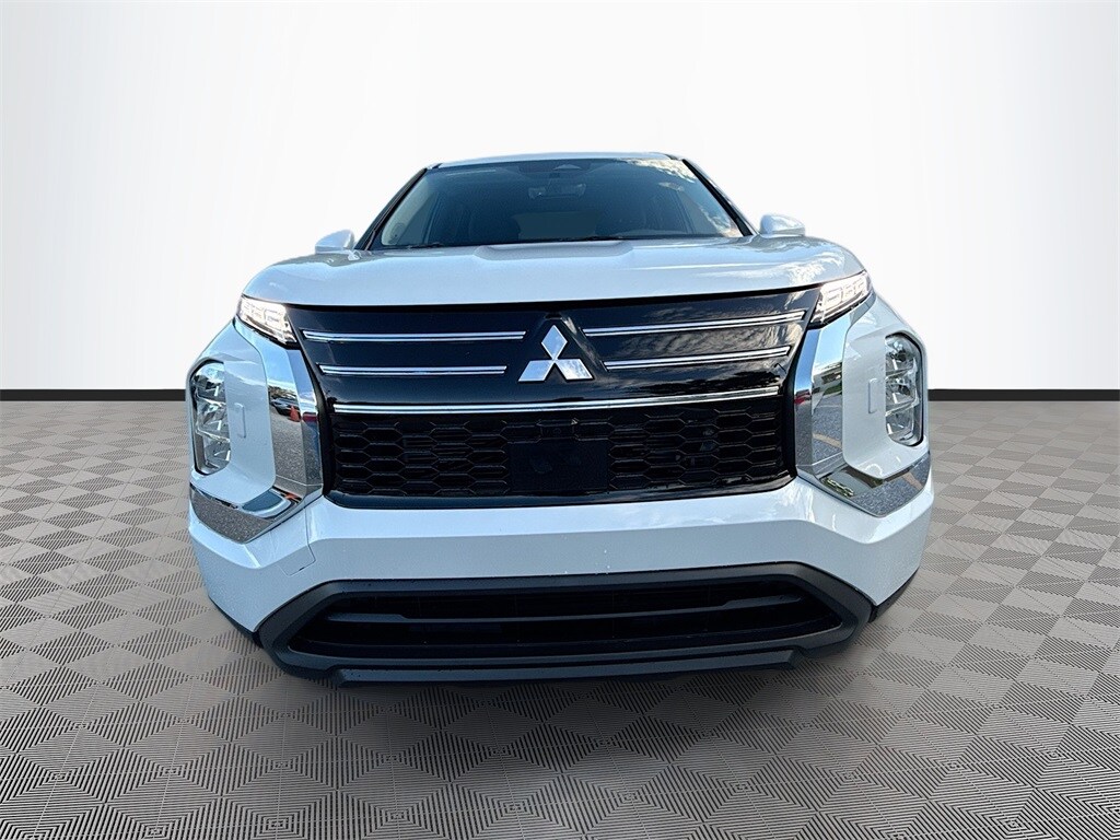 2025 Mitsubishi Outlander ES photo 2