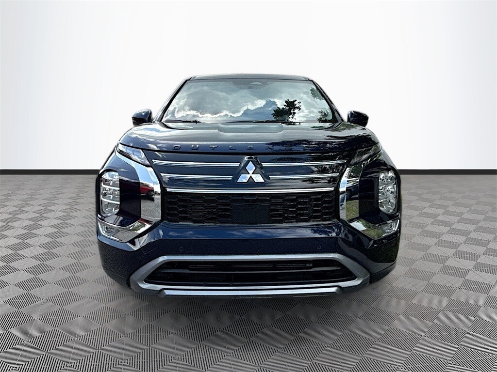 2025 Mitsubishi Outlander SE photo 2