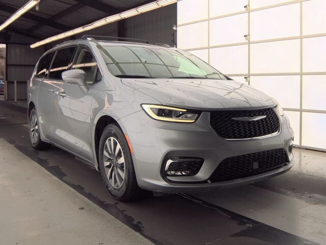 2021 Chrysler Pacifica Hybrid Touring L photo 3