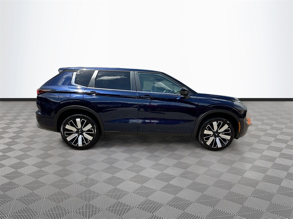 2025 Mitsubishi Outlander SE photo 4