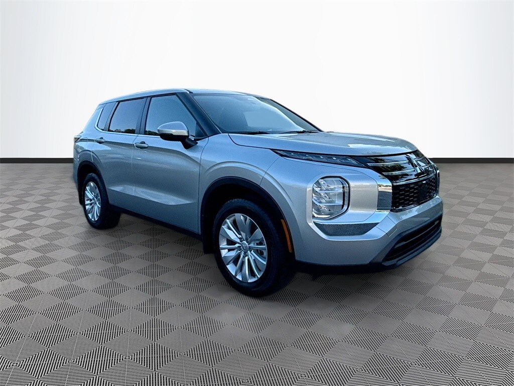 2025 Mitsubishi Outlander ES photo 3