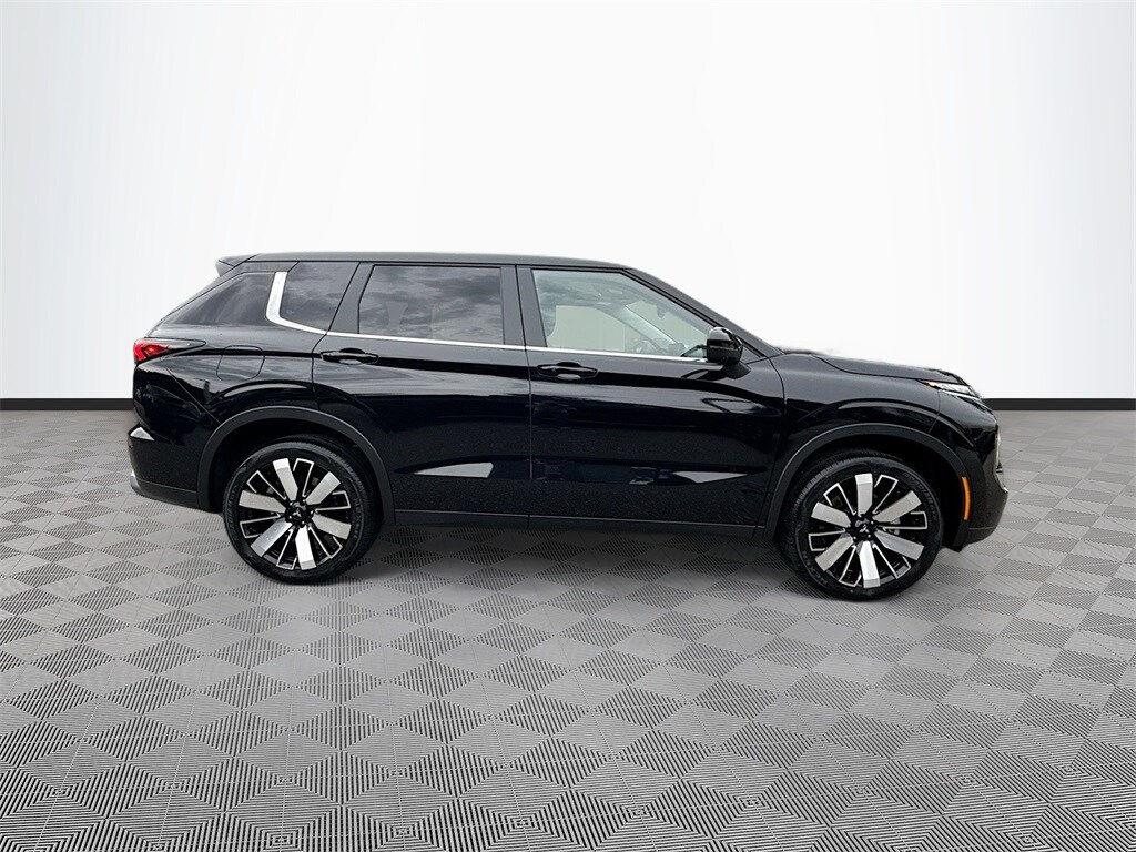 2025 Mitsubishi Outlander SE photo 2