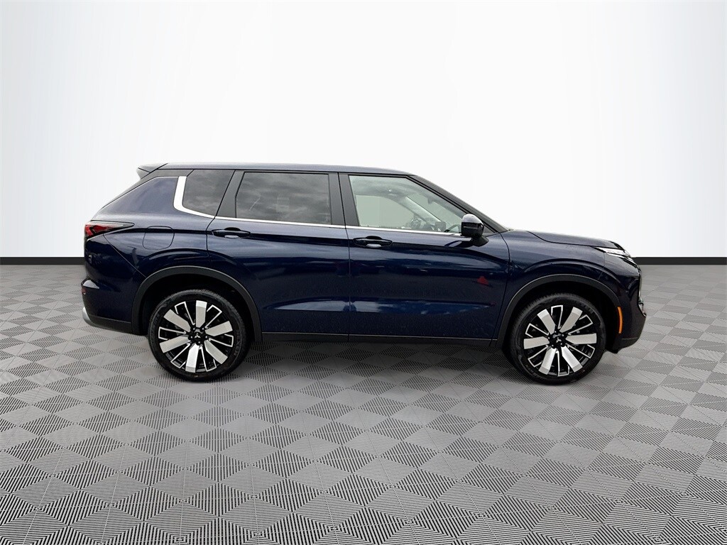 2025 Mitsubishi Outlander SE photo 4