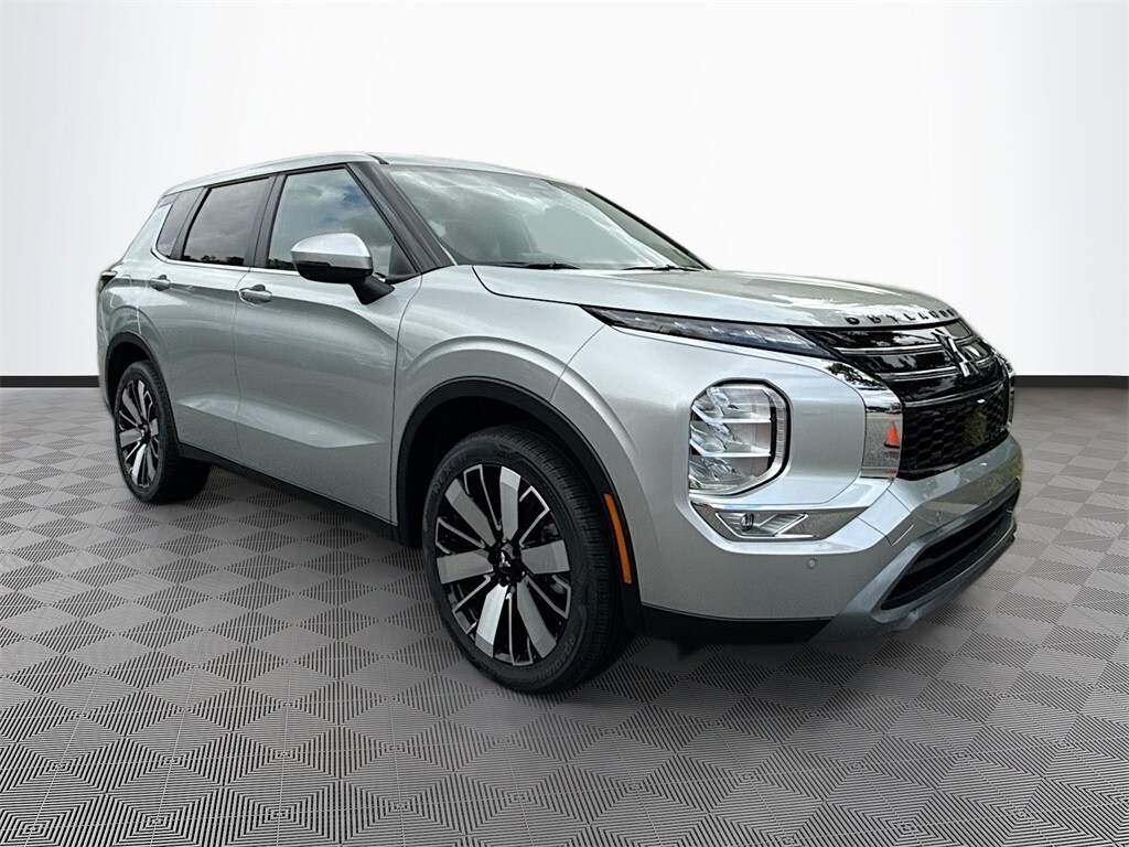 2025 Mitsubishi Outlander SE photo 3