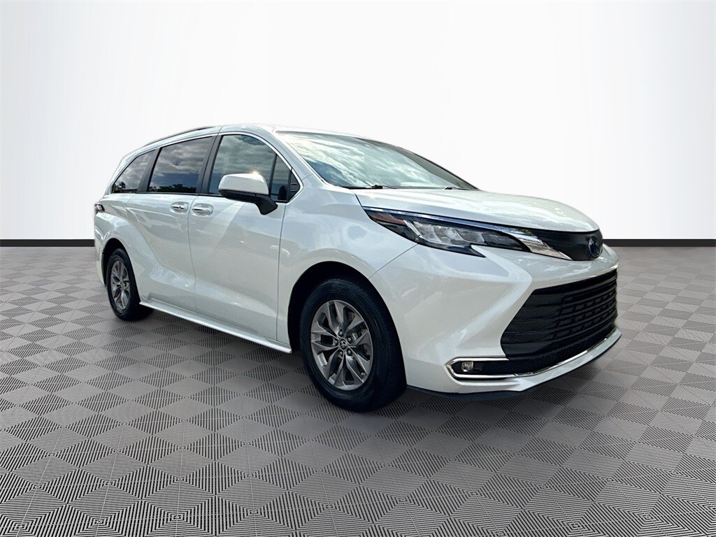 2022 Toyota Sienna XLE photo 3