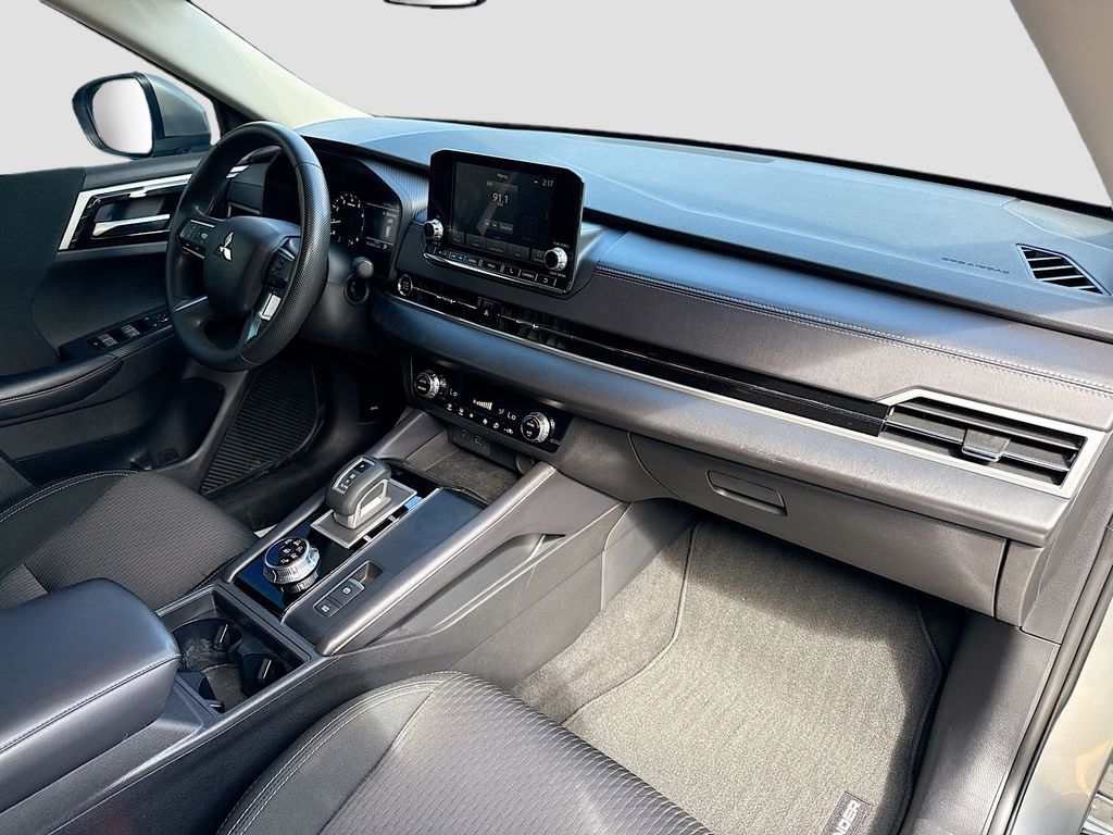 2024 Mitsubishi Outlander ES - Photo 30