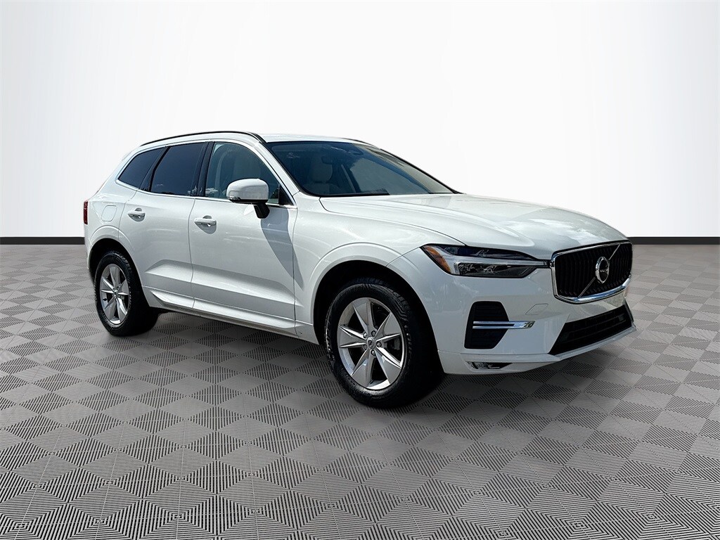 2022 Volvo XC60 B5 Momentum photo 2